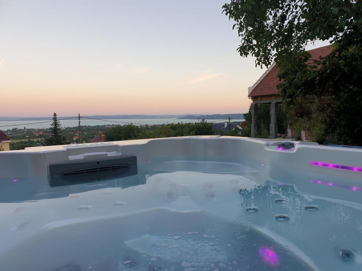 Lakeview Apartments Balatonfuered Екстер'єр фото
