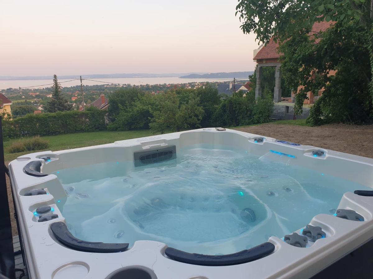 Lakeview Apartments Balatonfuered Екстер'єр фото
