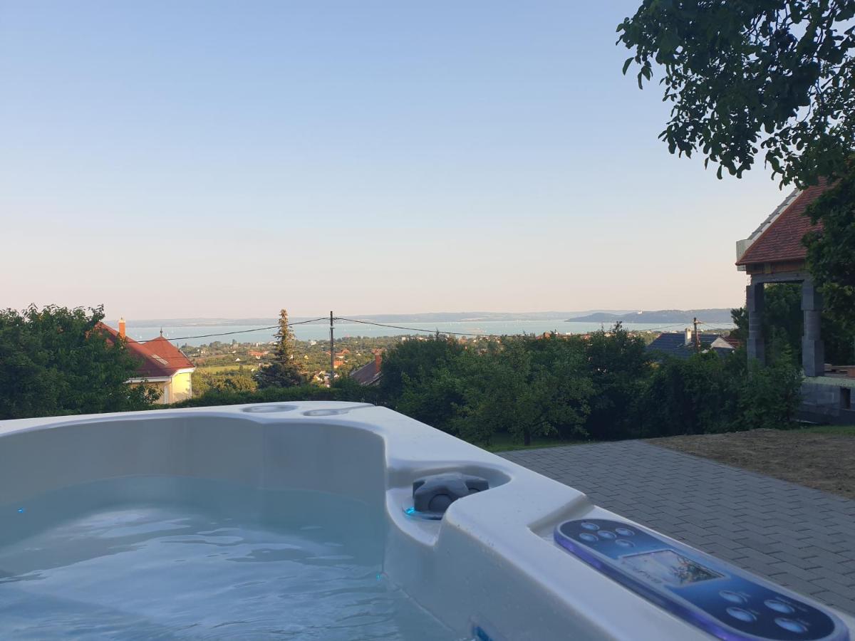 Lakeview Apartments Balatonfuered Екстер'єр фото