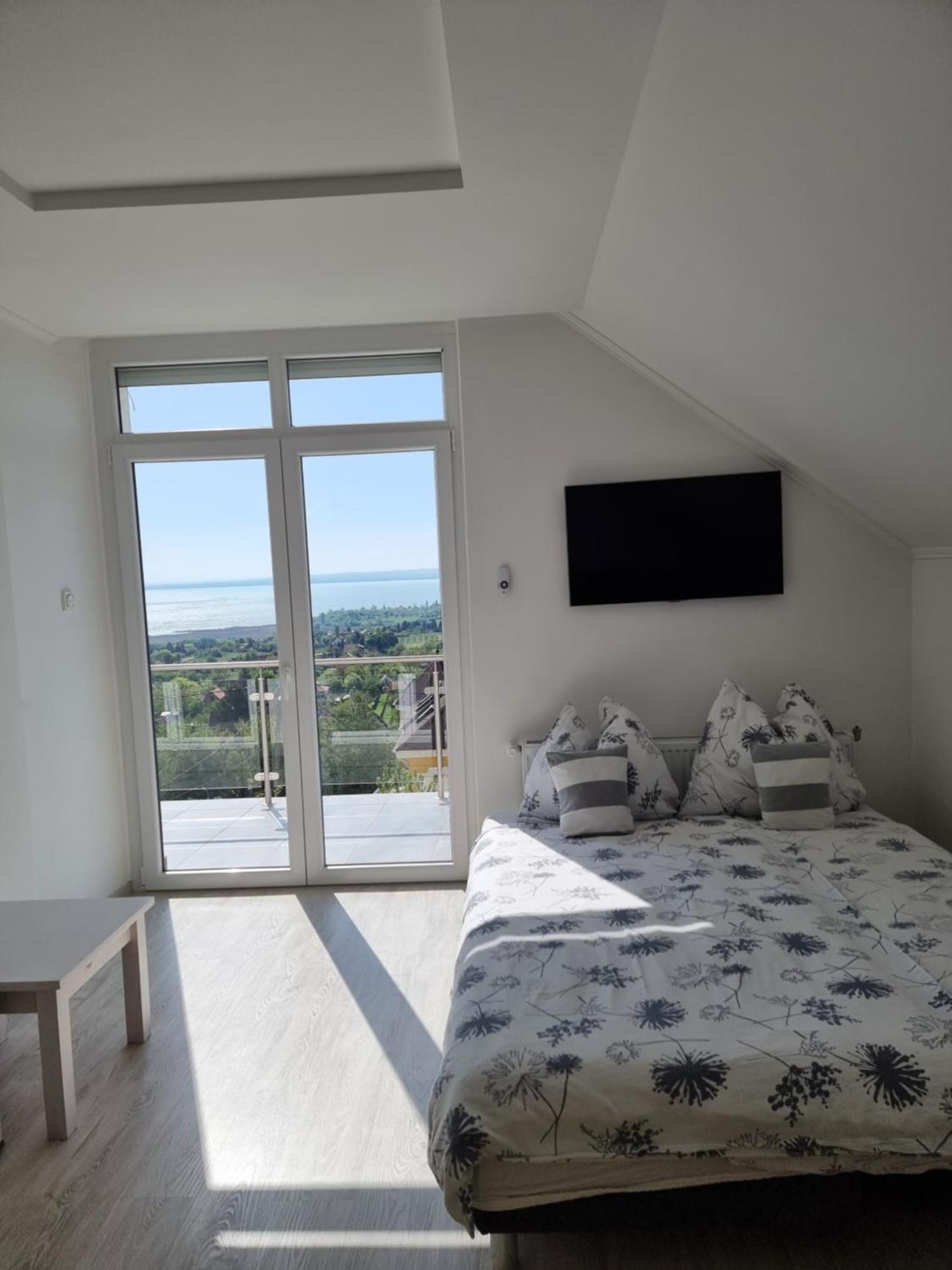 Lakeview Apartments Balatonfuered Екстер'єр фото