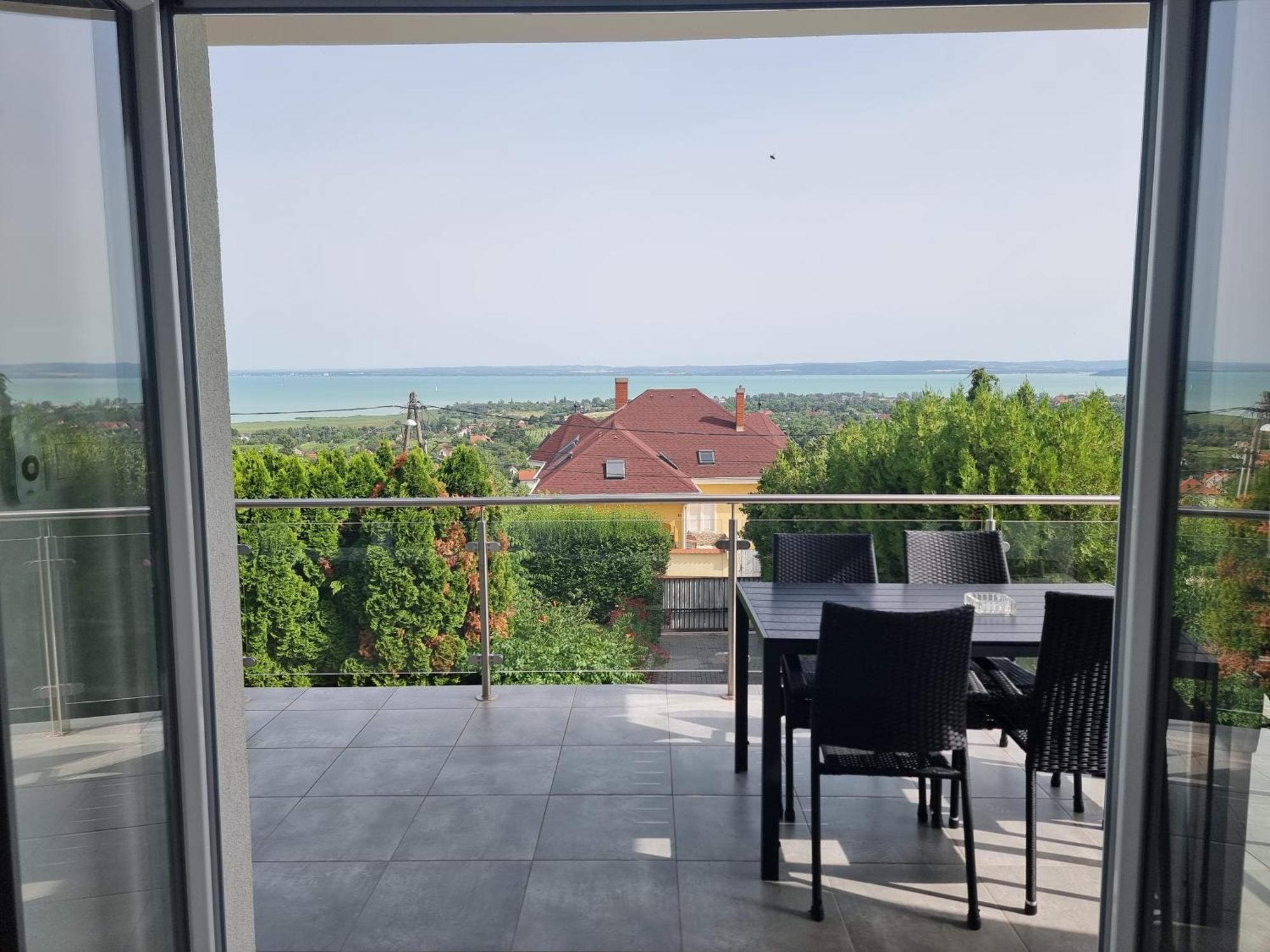 Lakeview Apartments Balatonfuered Екстер'єр фото