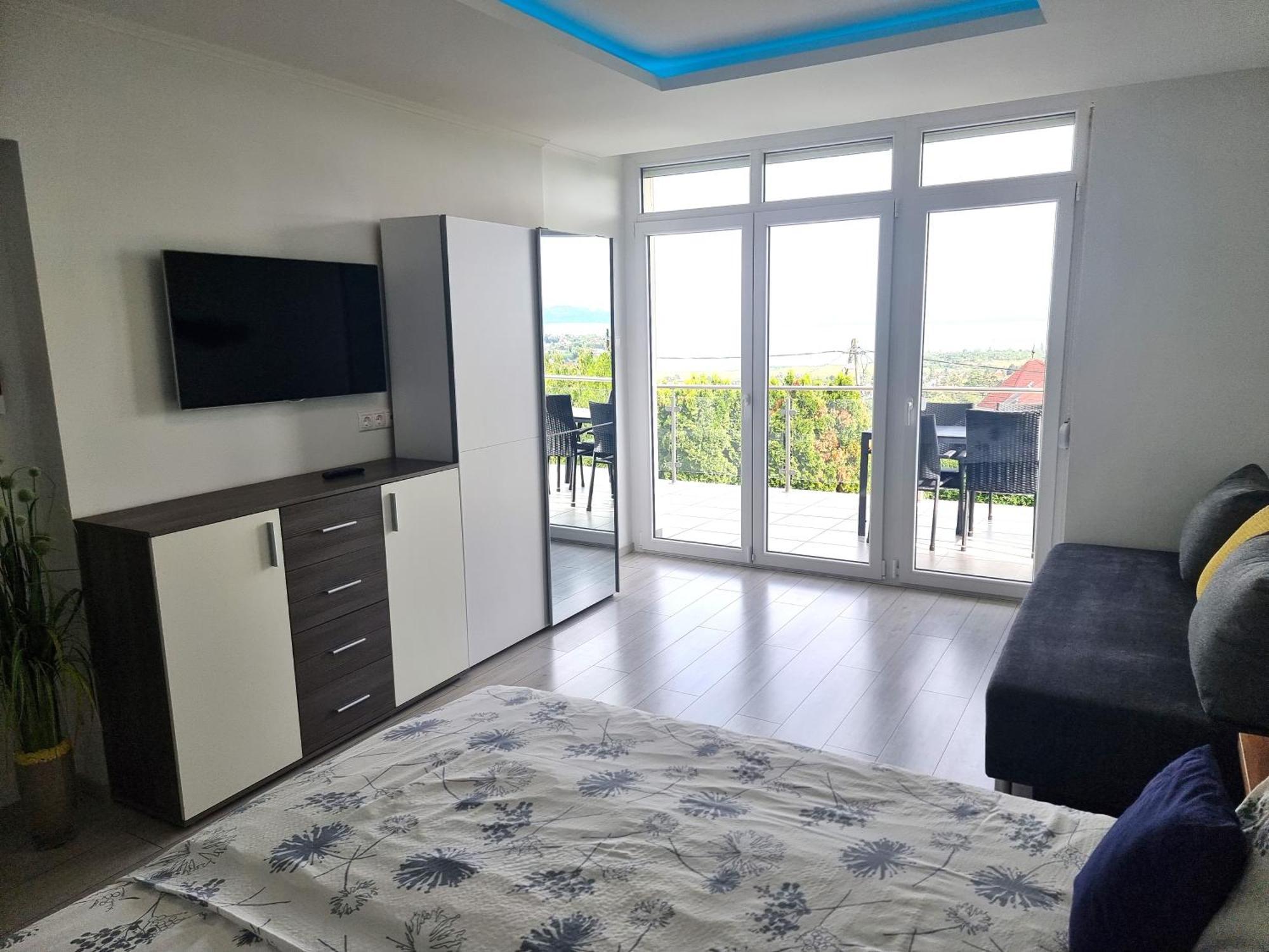 Lakeview Apartments Balatonfuered Екстер'єр фото